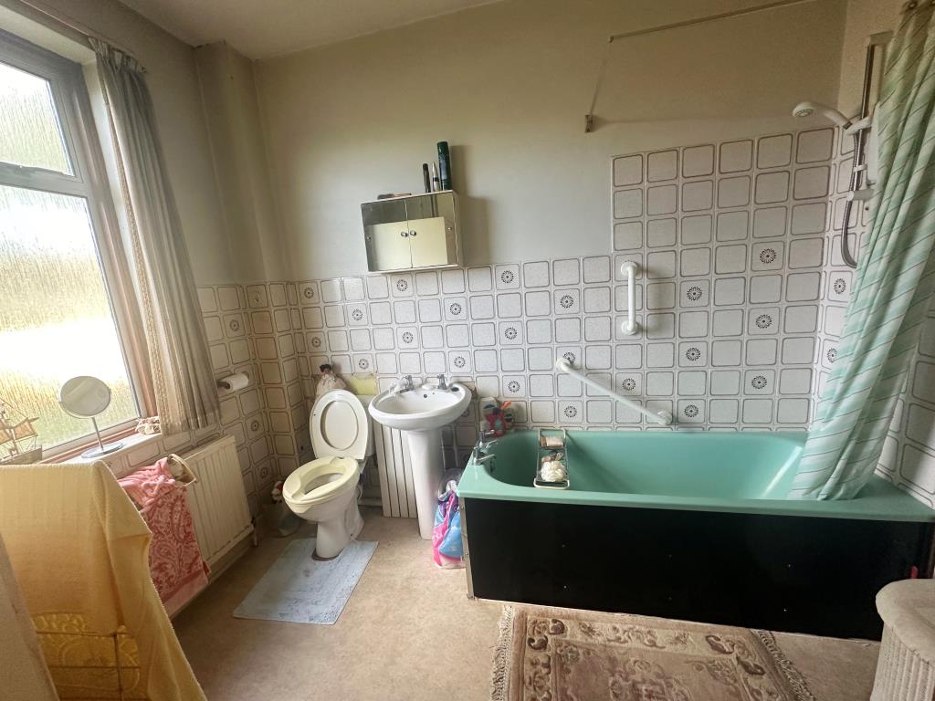 Lot: 4 - DETACHED BUNGALOW FOR INVESTMENT - Bathroom with W.C.